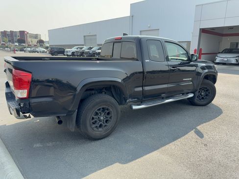Used 2020 Toyota Tacoma SR5 AWD/4WD image 4
