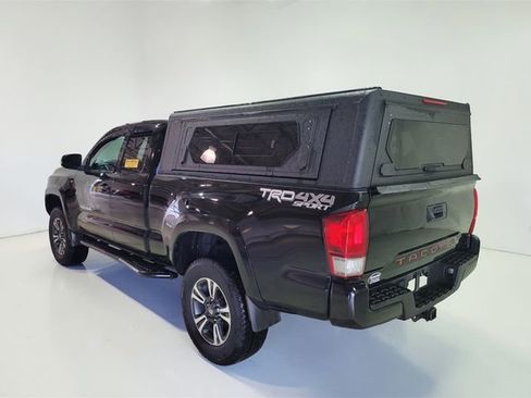 Used 2016 Toyota Tacoma TRD Sport w/ Towing Package image 12