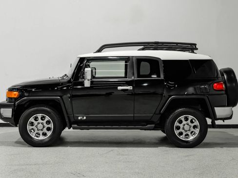 Used 2013 Toyota FJ Cruiser 4WD w/ Upgrade Pkg image 9