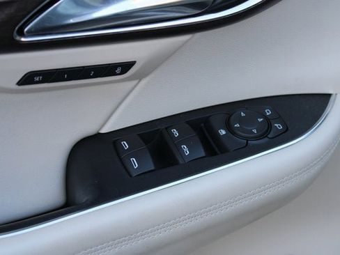 Used 2022 Buick Envision Avenir w/ Technology Package II image 21