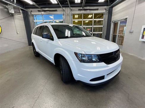 Used 2018 Dodge Journey SE w/ Connectivity Group FWD image 7