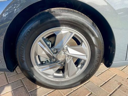 Used 2025 Hyundai Elantra SE image 9