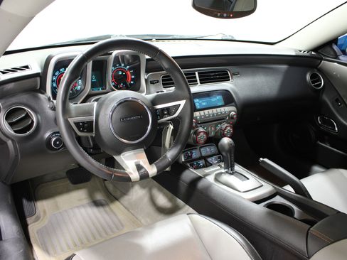 Used 2010 Chevrolet Camaro SS RWD image 2