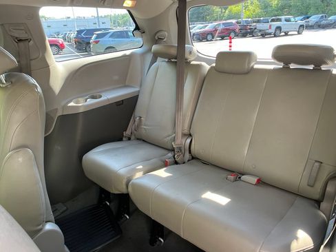 Used 2020 Toyota Sienna L FWD image 21