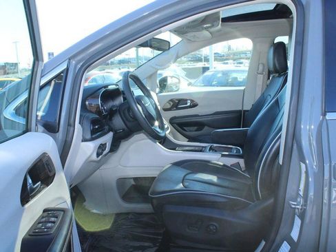 Used 2023 Chrysler Pacifica Limited image 9