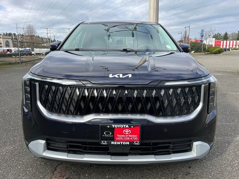 Used 2025 Kia Carnival image 2