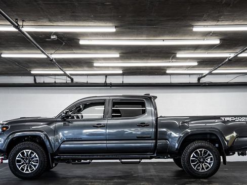 Used 2020 Toyota Tacoma TRD Sport w/ Technology Package AWD/4WD image 2