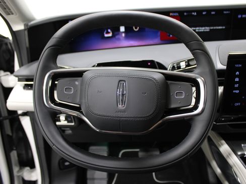 Used 2025 Lincoln Nautilus Premier AWD/4WD image 9