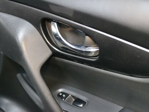 Used 2018 Nissan Rogue SV AWD/4WD image 9
