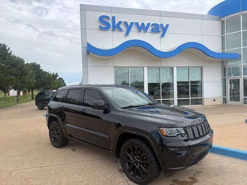 Used 2020 Jeep Grand Cherokee Altitude RWD image 1