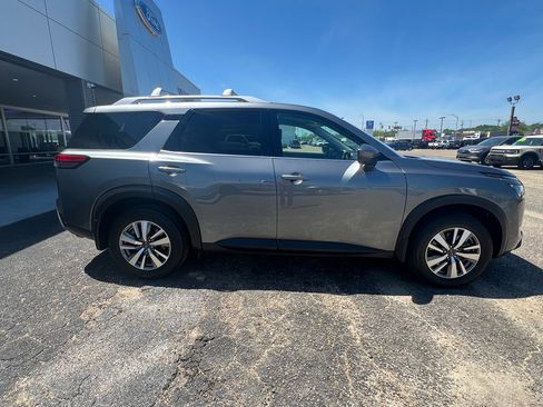 Used 2025 Nissan Pathfinder SL FWD image 10