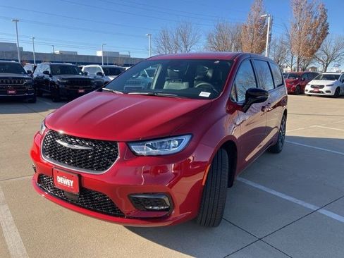 New 2026 Chrysler Pacifica Select AWD/4WD image 3