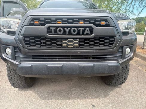 Used 2019 Toyota Tacoma TRD Off-Road AWD/4WD image 9