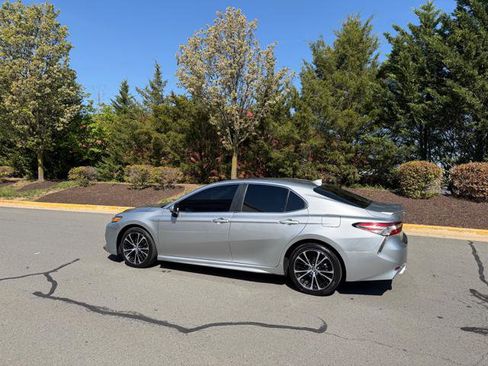 Used 2019 Toyota Camry SE image 3