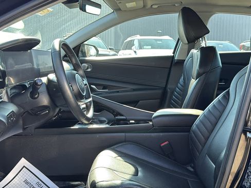 Used 2023 Hyundai Elantra Limited image 12