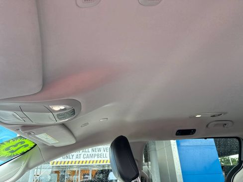 Used 2023 Chrysler Pacifica Touring-L FWD image 23