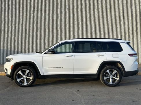 Used 2024 Jeep Grand Cherokee L Limited w/ Luxury Tech Group II image 2