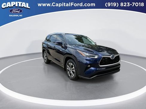 Used 2021 Toyota Highlander XLE AWD/4WD image 2