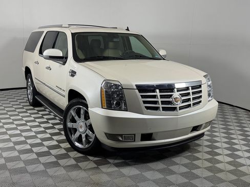 Used 2013 Cadillac Escalade ESV Luxury RWD image 2