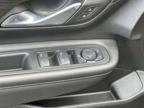 Used 2024 GMC Terrain SLE image 17