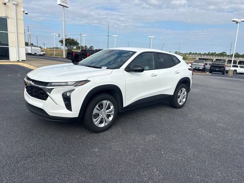 Used 2025 Chevrolet Trax LS FWD image 8