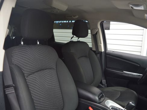 Used 2019 Dodge Journey SE w/ Connectivity Group FWD image 19