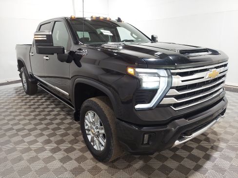 Used 2024 Chevrolet Silverado 2500 High Country w/ Technology Package AWD/4WD image 4