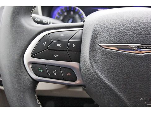 Used 2023 Chrysler Pacifica Touring-L image 16