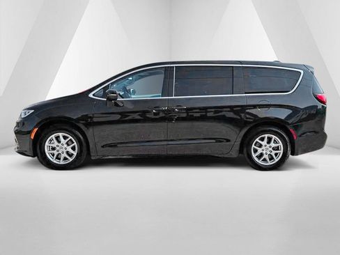 Used 2023 Chrysler Pacifica Touring-L FWD image 4