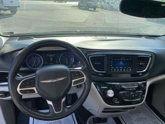 Used 2020 Chrysler Pacifica Touring-L FWD image 19