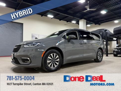 Used 2023 Chrysler Pacifica Touring-L FWD image 1