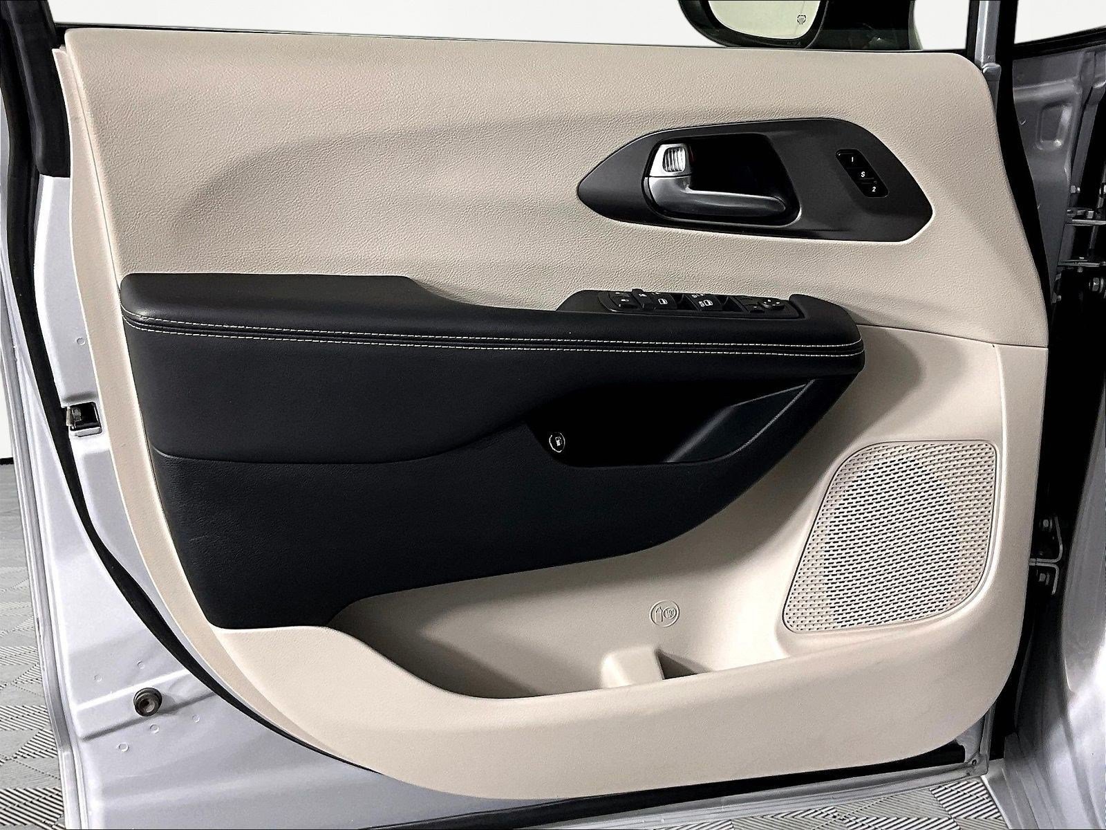 Used 2024 Chrysler Pacifica Limited FWD image 20
