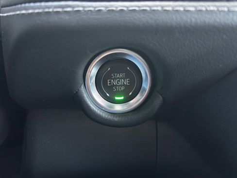 Used 2025 Chevrolet Suburban Z71 image 19