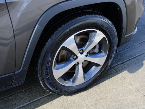 Used 2019 Jeep Cherokee Limited w/ Luxury Group image 39