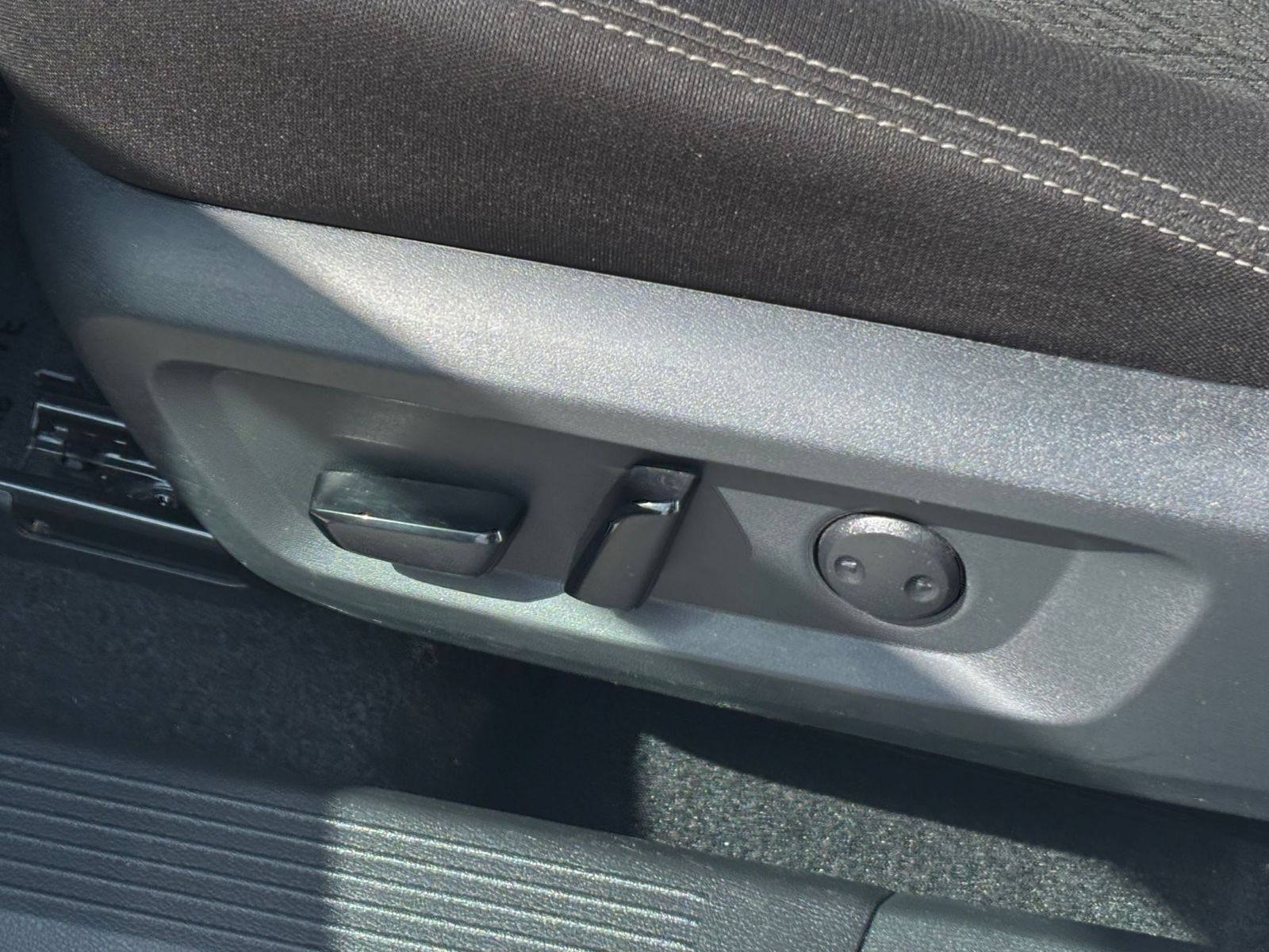 Used 2025 Nissan Rogue SV FWD image 21