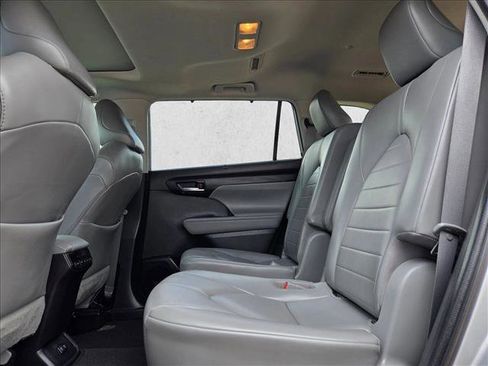 Used 2021 Toyota Highlander XLE FWD image 16