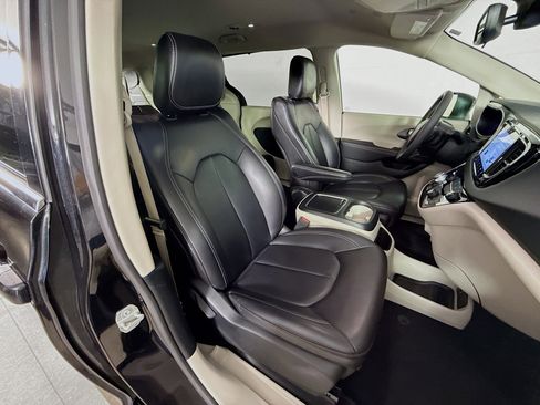Used 2023 Chrysler Pacifica Touring-L FWD image 35