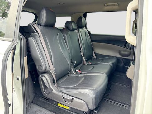 Used 2025 Kia Carnival FWD image 28