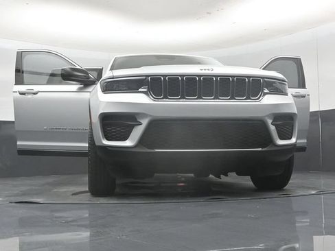 Used 2025 Jeep Grand Cherokee Laredo AWD/4WD image 61