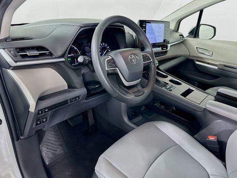 Used 2024 Toyota Sienna XLE image 9