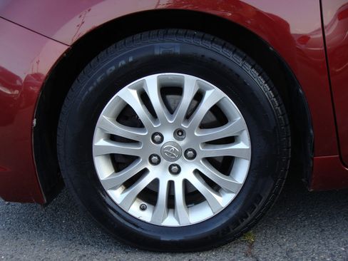 Used 2014 Toyota Sienna XLE FWD image 30