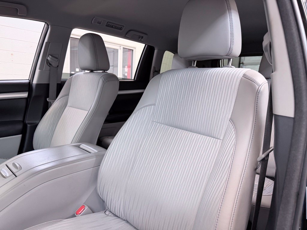 Used 2018 Toyota Highlander Plus AWD/4WD image 15