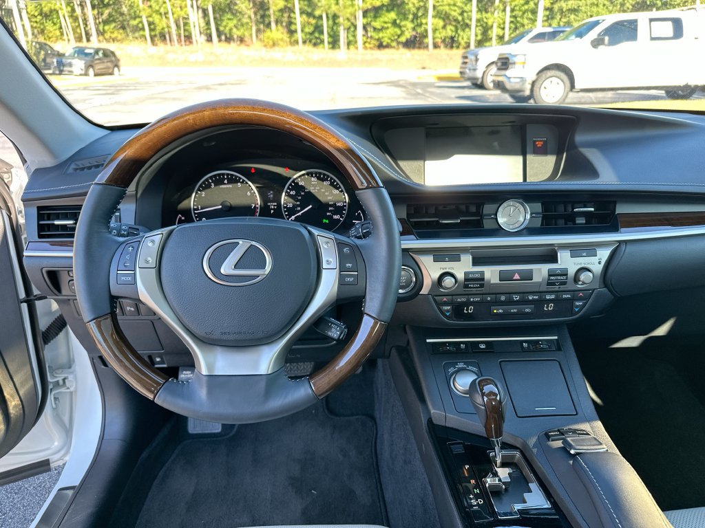 Used 2015 Lexus ES 350 w/ Luxury Package FWD image 19