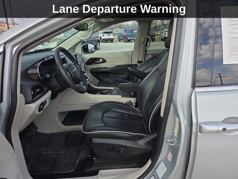 Used 2024 Chrysler Pacifica Limited image 12