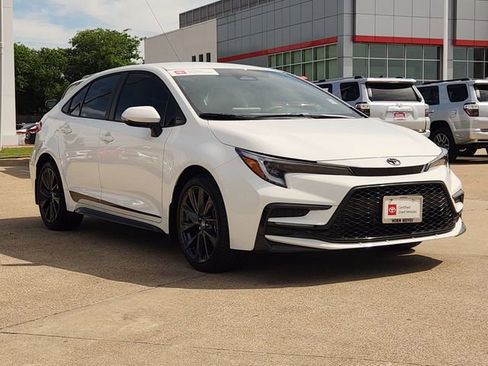 Used 2026 Toyota Corolla SE FWD image 2