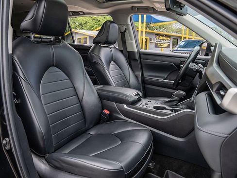 Used 2023 Toyota Highlander XLE image 21