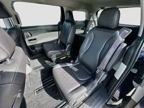 Used 2023 Kia Carnival LX FWD image 23