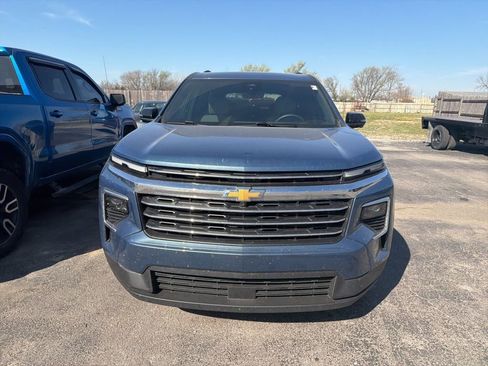 Used 2024 Chevrolet Traverse LT image 2