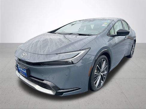Used 2023 Toyota Prius XLE FWD image 2
