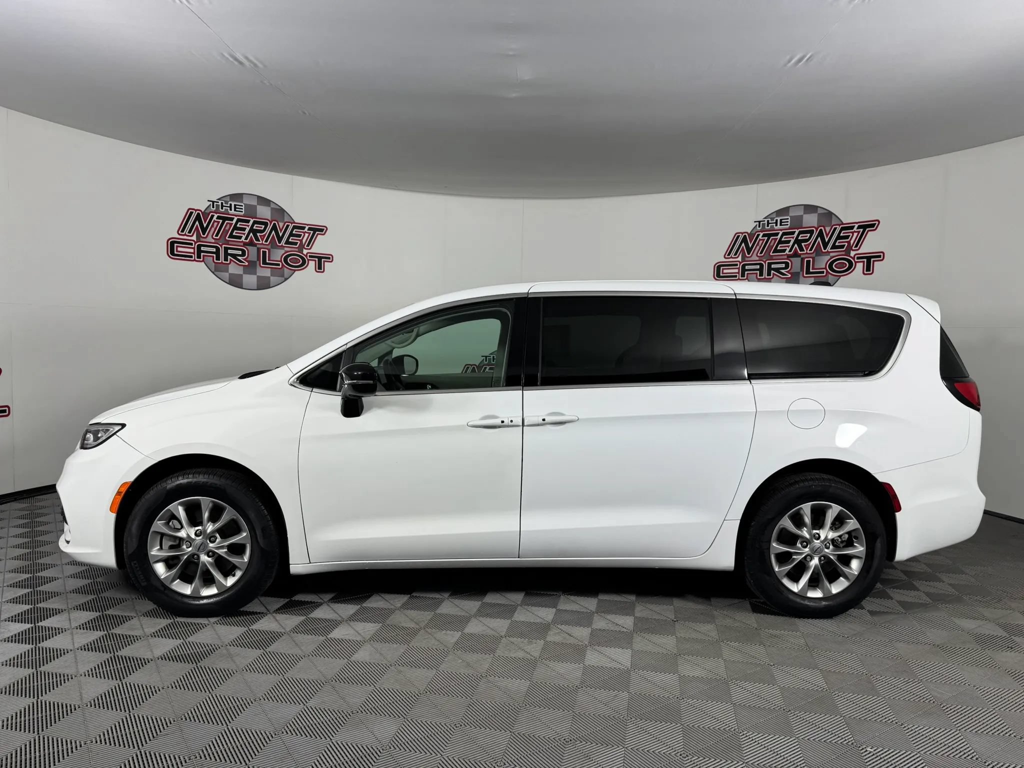 Used 2024 Chrysler Pacifica Touring-L AWD/4WD image 4